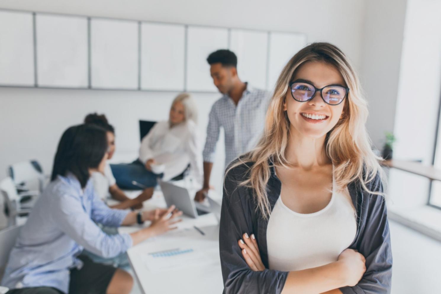Ambiente professionale attrezzato per corsi di ricostruzione unghie